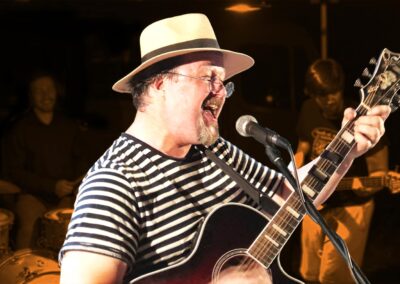 Adam Bartoň, frontman, zpěvák a kytarista hudební skupiny BAFBAND